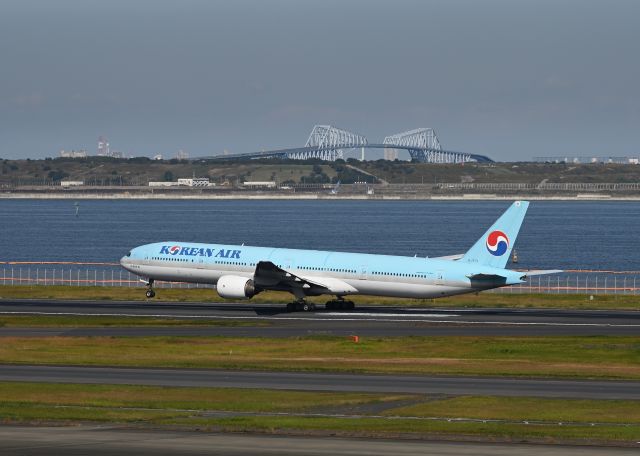 Boeing 777-200 (HL7573) - 30.Oct.2022br /RWY34Rbr /Nikon Z6Ⅱ / Nikkor AF-S 70-200mm 1:2.8Gbr /With trimming