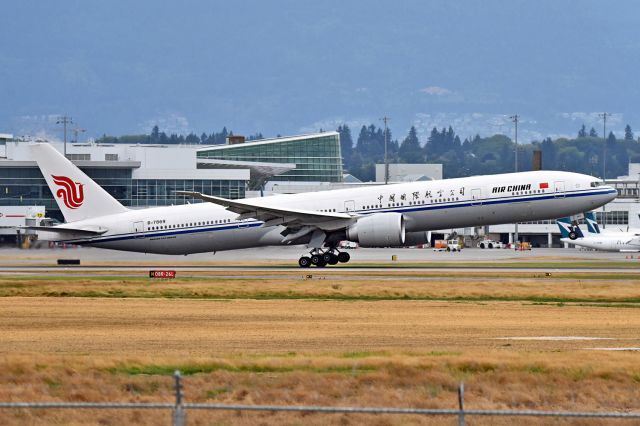 BOEING 777-300ER (B-7869)