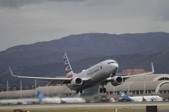Boeing 737-800 (N998NN)