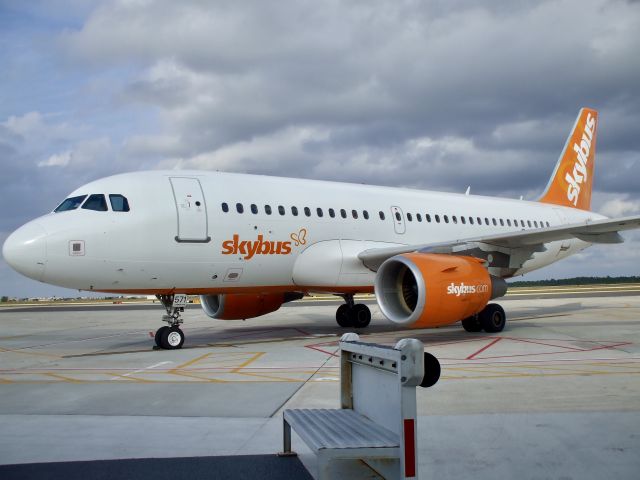 Airbus A319 (N572SX) - During the time Skybus operated from Punta Gorda.  Picture taken by my wife in 2008.