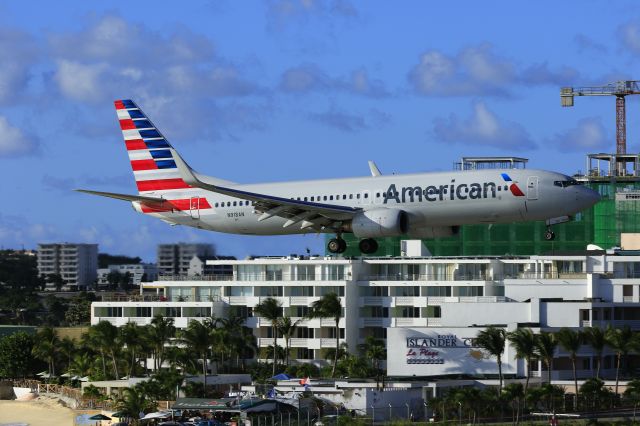 Boeing 737-700 (N918AN) - American airlines at TNCM St Maarten.