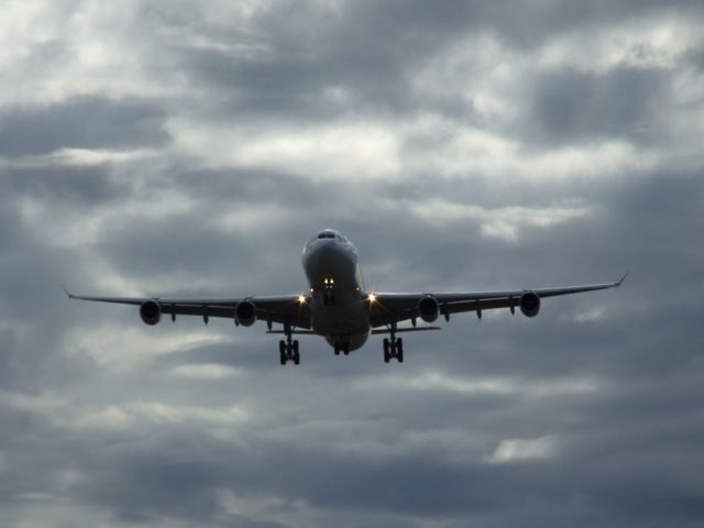 Airbus A340-300 (F-GLZK)