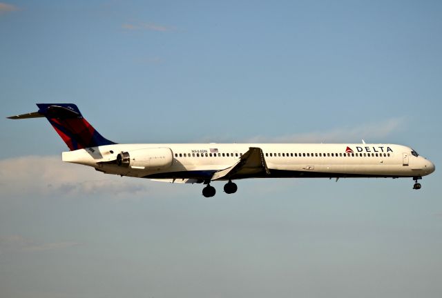 McDonnell Douglas MD-90 (N944DN)