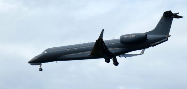 Embraer ERJ-135 (N725BD) - On short final is this 2008 Embraer Legacy EMB-135LR in the Autumn of 2022.