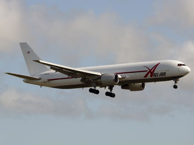 BOEING 767-300 (N364CM)