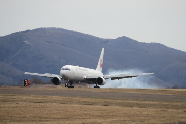BOEING 767-300 (JA657J) - March 29th 2020:HND-HKD.