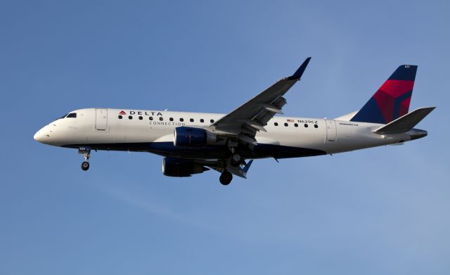 Embraer 170/175 (N629CZ)