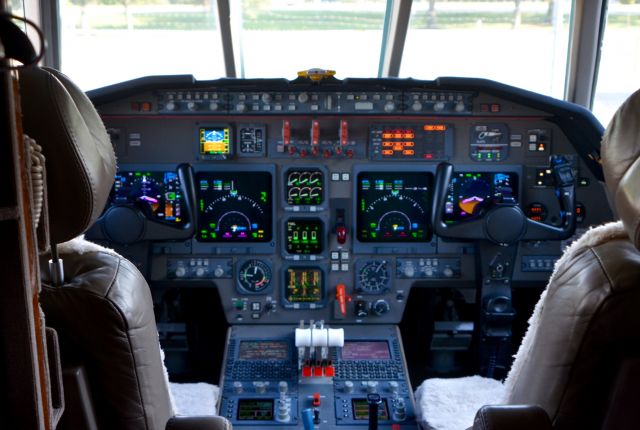 Dassault Falcon 50 — - A falcon 50EX cockpit at Mcghee Tyson!