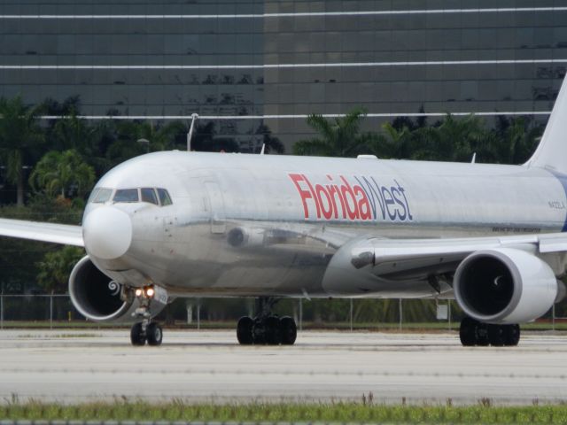 BOEING 767-300 (N422LA)