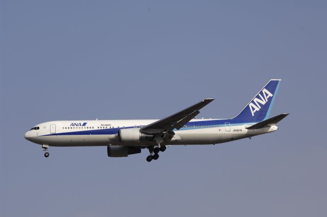 BOEING 767-300 (JA607A) - Final Approach to RNT Airport R/W34L on 2012/01/02