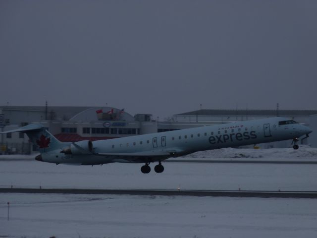 Canadair Regional Jet CRJ-900 (C-GDJZ)