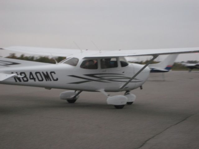 Cessna Skyhawk (N840MC) - taxing to runway 18