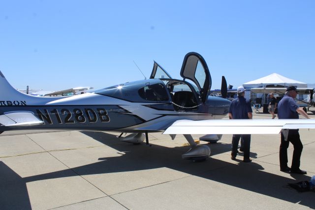 Cirrus SR-22 (N128DB)