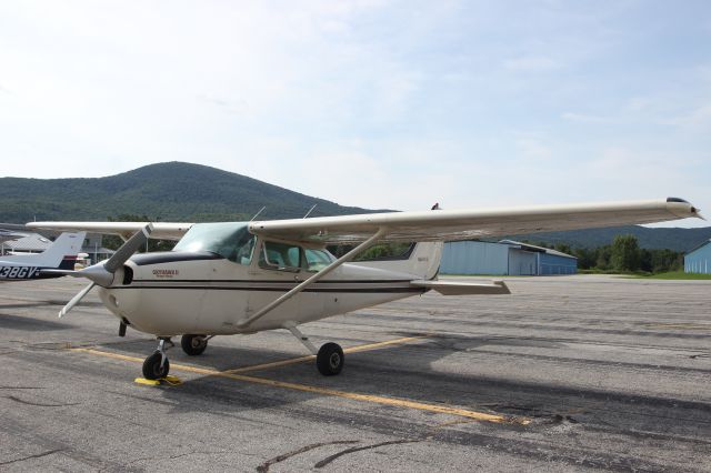 Cessna Skyhawk (N4896G) - N4896G 1979 CESSNA 172N RICHARD MIKE GECHA FLORENCE, VERMONTbr /KDDH William H. Morse State Airport (Bennington, VT)br /Photo taken by Christopher Wright 