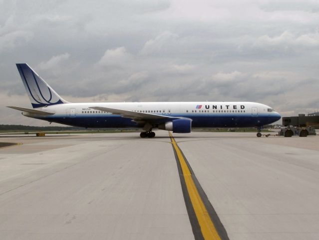 BOEING 767-300 (N657UA) - "an aircraft towing or refueling other aircraft has the right-of-way over all other engine-driven aircraft"