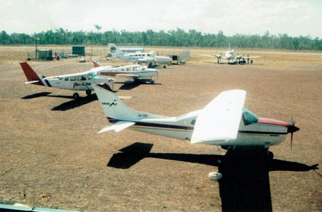 — — - A busy afternoon at Jabiru in 1989, Kakadu Air C210 VH-TRD, Paravion C206 VH-MYS(on crosshire to Kakadu Air), Darwin Aero Club PA-28, Air North C402 at the fuel bowser and probably a Wimray PA-31. 