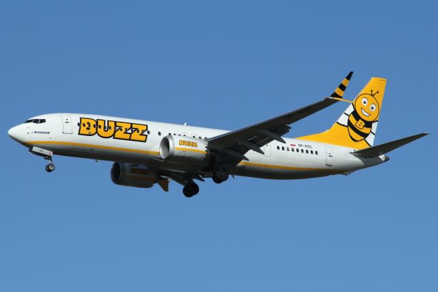 Boeing 737-800 (SP-RZC) - 19/11/2021: RYR plane with "buzz" livery, flight from Krakow (KRK) landing on runway 21.