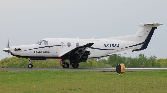 Pilatus PC-12 (N816SA) - Taking off from runway 18, 17 May 2019.