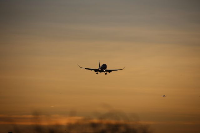 EMBRAER 175 (long wing) (N621UX)