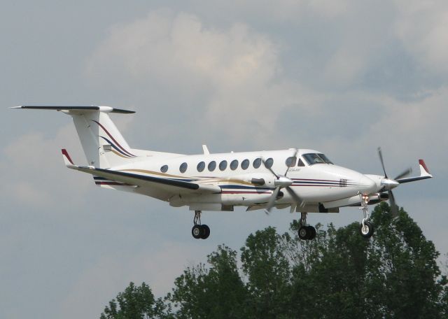 Beechcraft Super King Air 350 (N42ED) - Landing on runway 14 at the Shreveport Downtown airport.