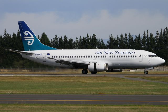 BOEING 737-300 (ZK-NGR)