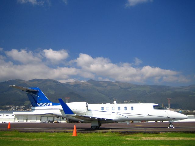 Learjet 40 (N100HW) - Feb 23, 2006 - Mariscal Sucre International Airport, Quito, Ecuador