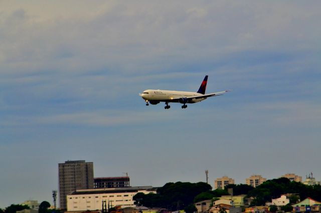 BOEING 767-300 (N185DN)