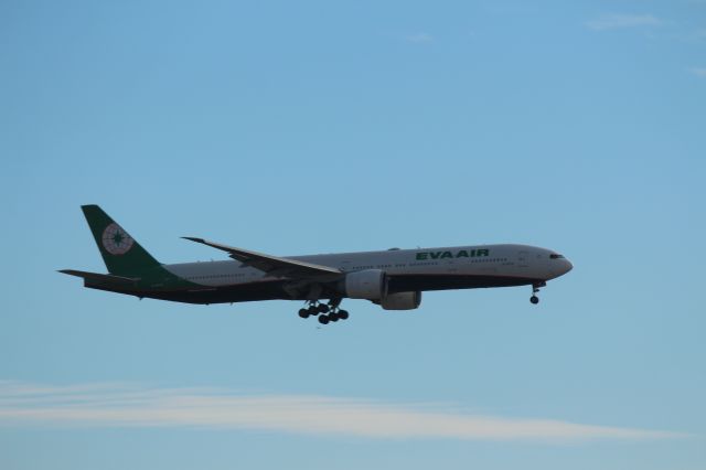 BOEING 777-300ER (B-16710) - Landing 28C.