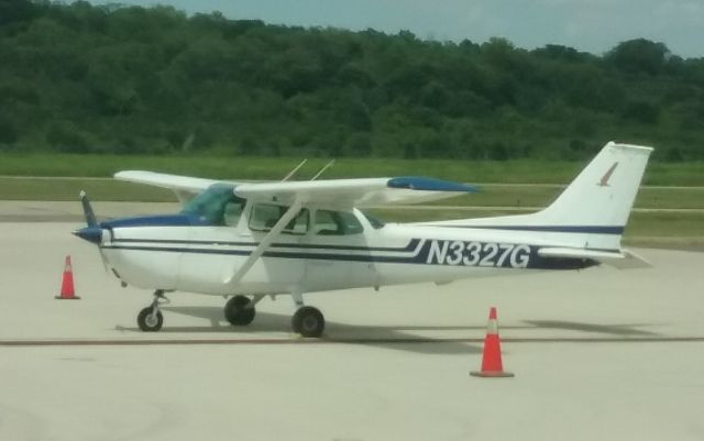 Cessna Skyhawk (N3327G)