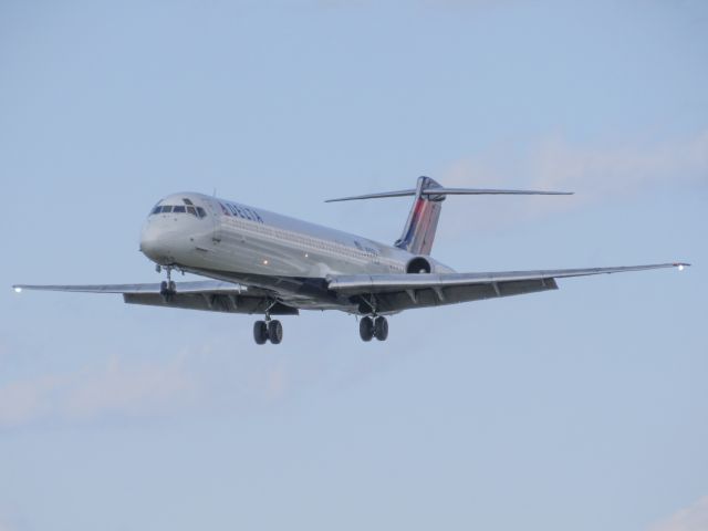 McDonnell Douglas MD-88 (N965DL)