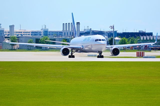 BOEING 767-300 (N652UA)