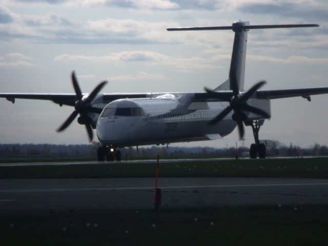 de Havilland Dash 8-400 (C-GLQB)