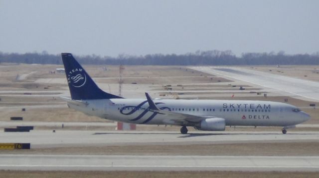 Boeing 737-800 (N3761R) - Delta 1502 arriving with a stiff cross wind from Tampa at 2:47 P.M.   Taken March 12, 2015.