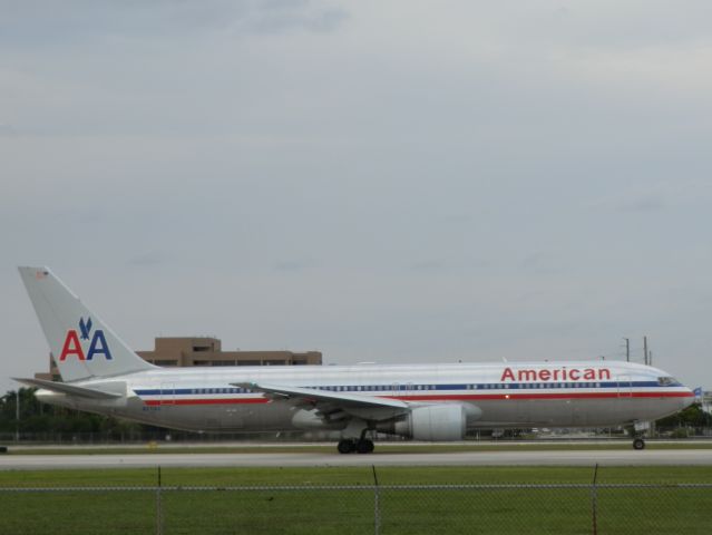 BOEING 767-300 (N371AA)