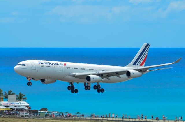Airbus A340-300 (F-GLZR)