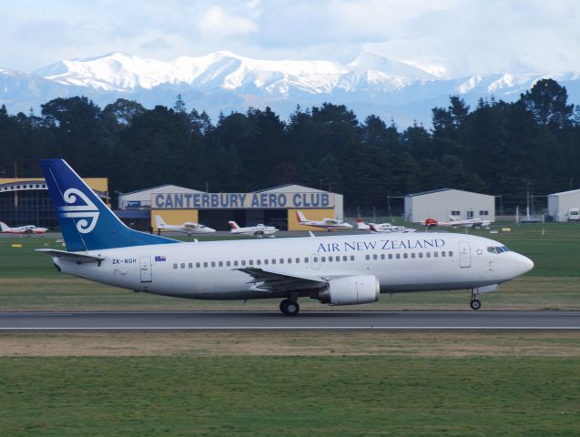 BOEING 737-300 (ZK-NGH)