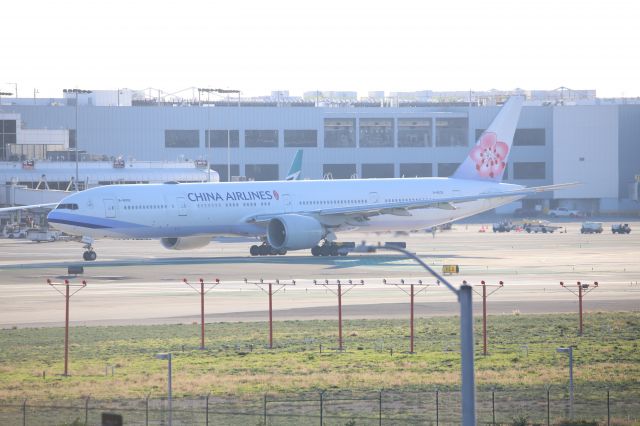 BOEING 777-300ER (B-18002)