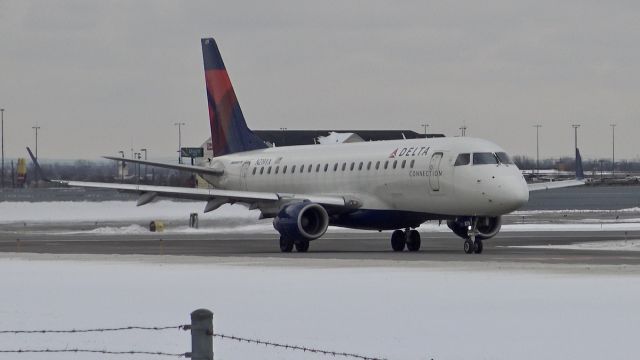 Embraer 175 (N219YX)