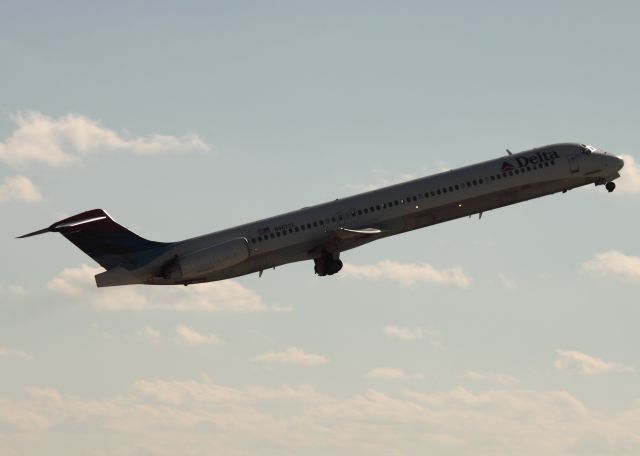 McDonnell Douglas MD-88 (N967DL) - Taking off from 27R at ATL on 02/25/2011