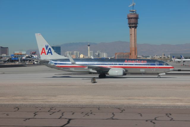 Boeing 737-800 (N950AN) - 013013 AAL from KMIA taxiing in to D-gates