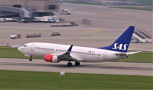 Boeing 737-700 (LN-TUL) - Departing for Oslo