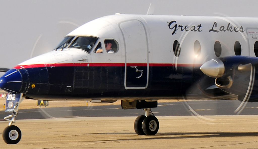 Beechcraft 1900 (N202GL) - Wave for the camera