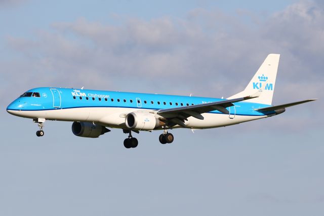 Embraer ERJ-190 (PH-EZY)