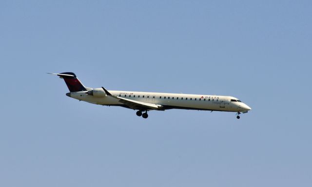 Canadair Regional Jet CRJ-900 (N935XJ) - Delta Connection Canadair Regional Jet CRJ-900LR N935XJ landing in Detroit