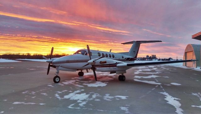 Beechcraft Super King Air 300 (N30HV)