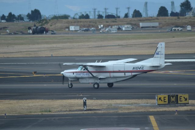 Cessna Caravan (N1041L) - Taxiing to cargo area of PDX