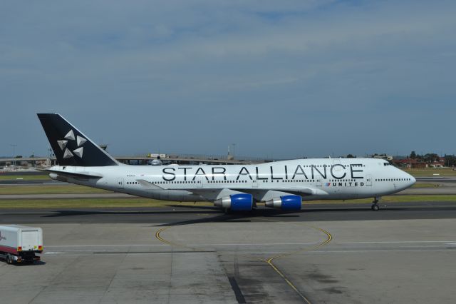 Boeing 747-400 (N121UA) - N121UA taxis to the gate at Sydney.