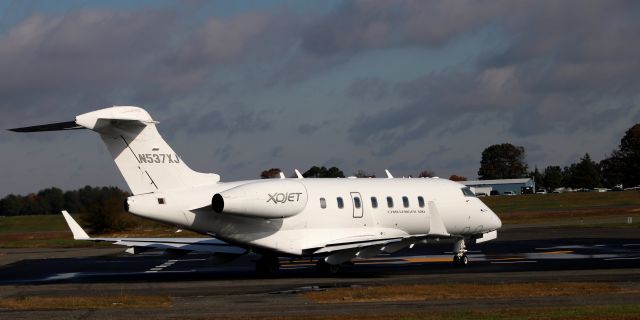 Bombardier Challenger 300 (N537XJ) - Taxiing to departure is this 2008 Bombardier Challenger 300 in the Autumn of 2021.