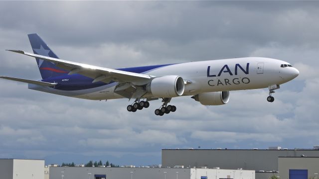 Boeing 777-200 (N776LA) - BOE146 on final approach to runway 16R to complete a flight test on 8/29/12. (LN:1038 c/n 38091).