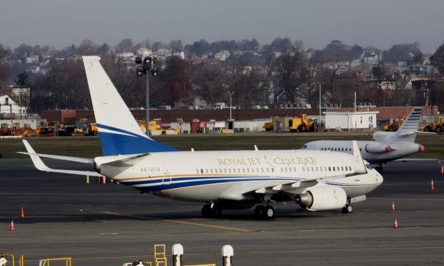 Boeing 737-700 (A6-DFR)